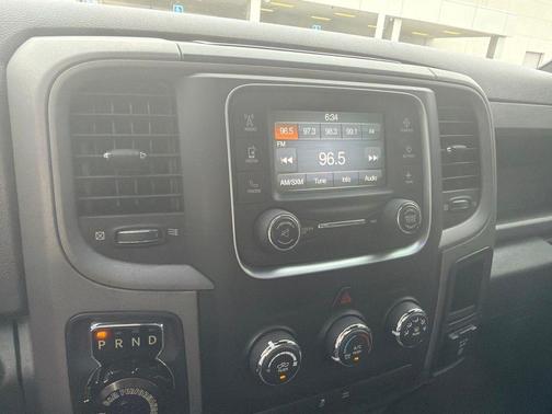 Brilliant Black Crystal Pearlcoat 2018 RAM 1500 Express
