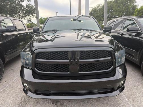 Brilliant Black Crystal Pearlcoat 2018 RAM 1500 Express