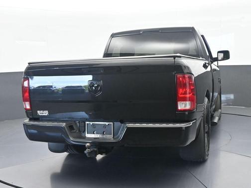 Brilliant Black Crystal Pearlcoat 2018 RAM 1500 Express