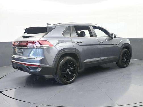 Platinum Gray Metallic 2025 Volkswagen Atlas Cross Sport 2.0T SE w/Technology