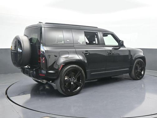 2024 Land Rover Defender P400 X-Dynamic SE
