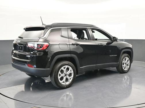 Diamond Black 2025 Jeep Compass Latitude