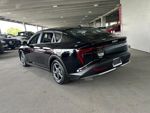 Aurora Black Pearl 2025 Kia K4 LXS