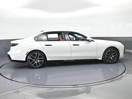 White Metallic 2025 BMW 740 i xDrive