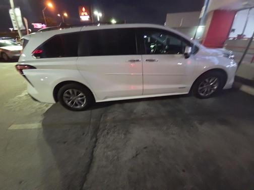 2021 Toyota Sienna XLE