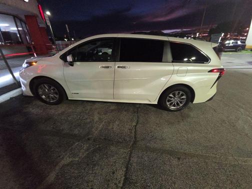 2021 Toyota Sienna XLE