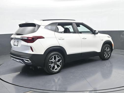 Snow White Pearl 2023 Kia Seltos EX