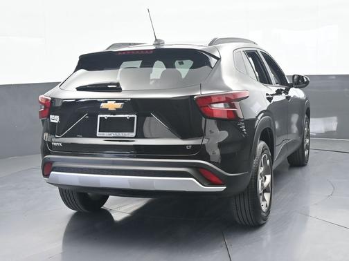 Mosaic Black Metallic 2025 Chevrolet Trax LT