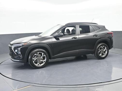 Mosaic Black Metallic 2025 Chevrolet Trax LT