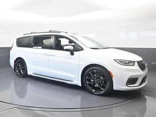 2023 Chrysler Pacifica Touring-L