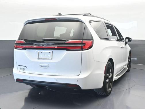2023 Chrysler Pacifica Touring-L