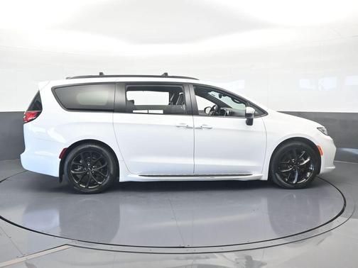 2023 Chrysler Pacifica Touring-L