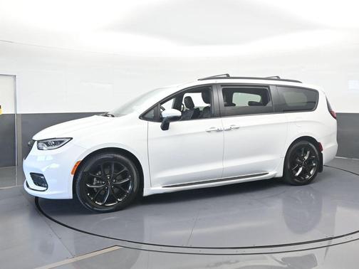 2023 Chrysler Pacifica Touring-L