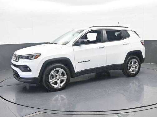 Bright White Clearcoat 2023 Jeep Compass Latitude