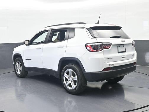 Bright White Clearcoat 2023 Jeep Compass Latitude