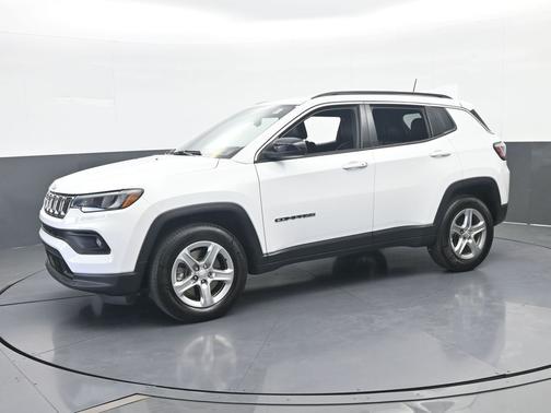 Bright White Clearcoat 2023 Jeep Compass Latitude