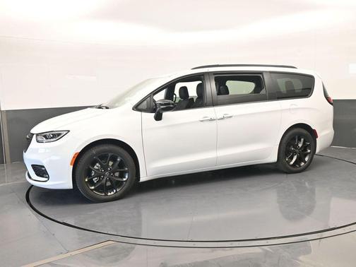 Bright White Clearcoat 2026 Chrysler Pacifica Select