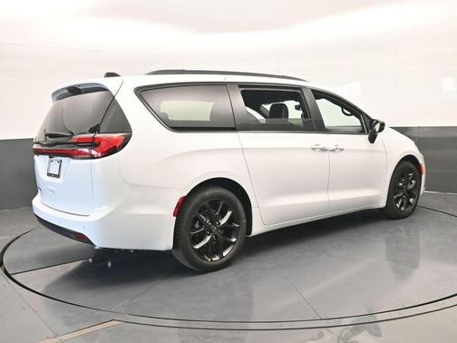 Bright White Clearcoat 2026 Chrysler Pacifica Select