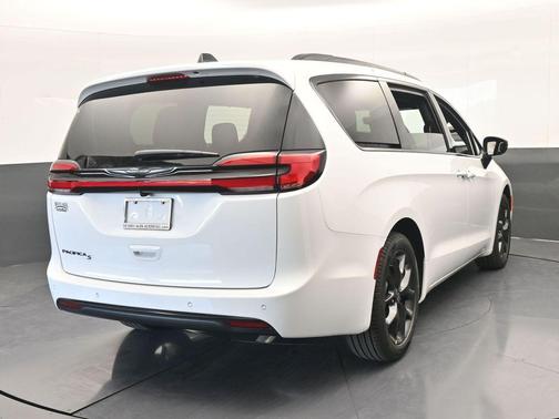 Bright White Clearcoat 2026 Chrysler Pacifica Select