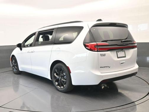 Bright White Clearcoat 2026 Chrysler Pacifica Select