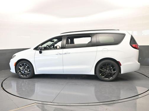 Bright White Clearcoat 2026 Chrysler Pacifica Select