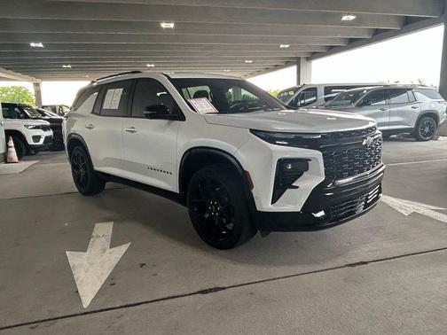 Iridescent Pearl Tricoat 2024 Chevrolet Traverse RS