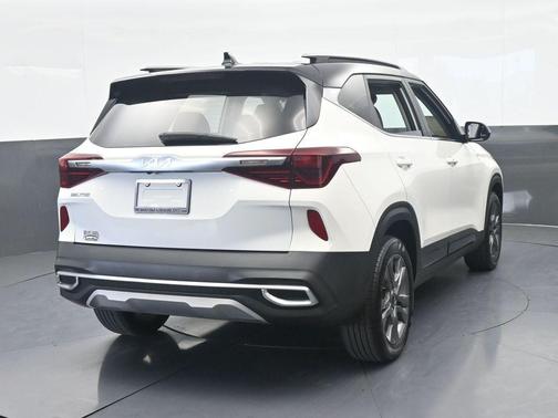 Clear White / Black Roof 2023 Kia Seltos S
