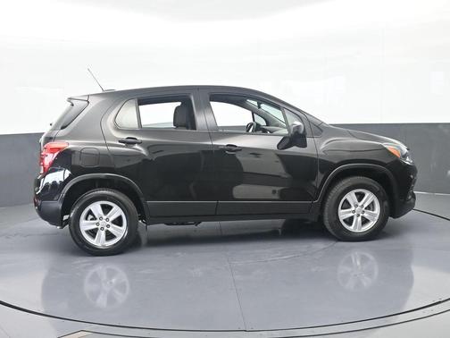 Mosaic Black Metallic 2022 Chevrolet Trax LS