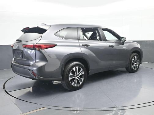 Magnetic Gray Metallic 2021 Toyota Highlander Hybrid XLE