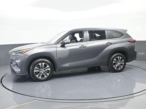 Magnetic Gray Metallic 2021 Toyota Highlander Hybrid XLE
