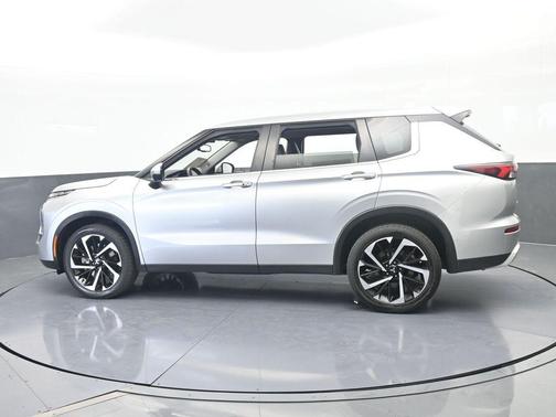 Silver 2024 Mitsubishi Outlander SE