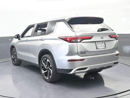 Silver 2024 Mitsubishi Outlander SE