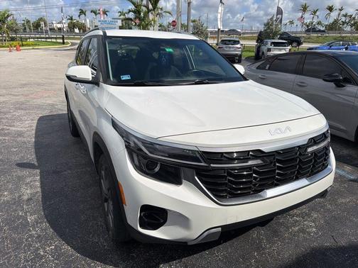 Snow White Pearl 2024 Kia Seltos S