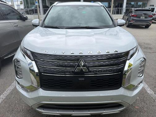 White 2024 Mitsubishi Outlander SEL