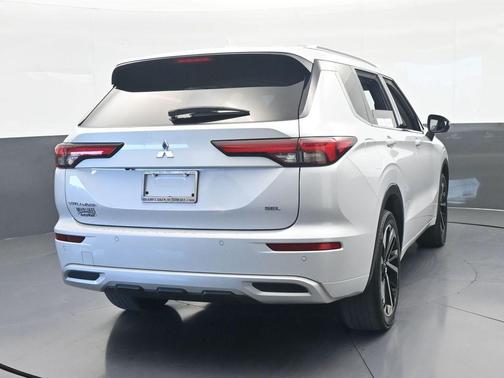 White 2024 Mitsubishi Outlander SEL