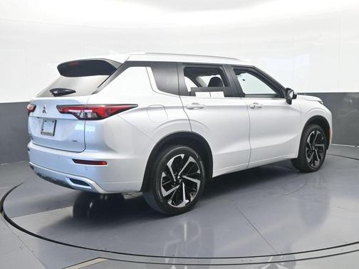 White 2024 Mitsubishi Outlander SEL