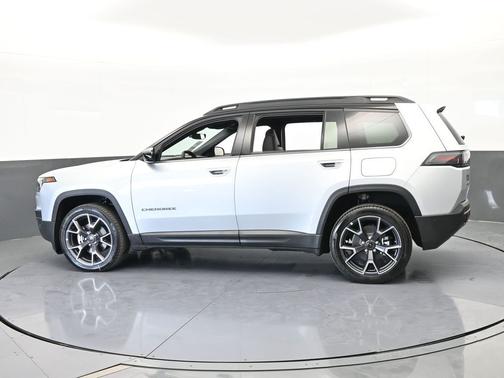 Silver Zynith Clearcoat 2026 Jeep Cherokee Overland