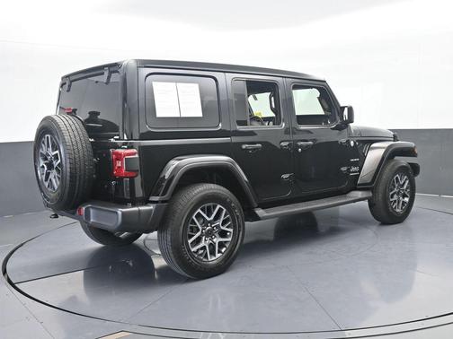 Black Clearcoat 2024 Jeep Wrangler Sahara