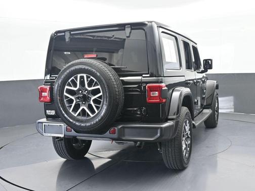 Black Clearcoat 2024 Jeep Wrangler Sahara