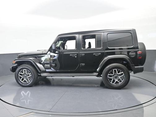Black Clearcoat 2024 Jeep Wrangler Sahara