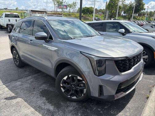 Everlasting Silver 2024 Kia Sorento S