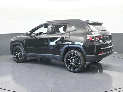 Diamond Black Crystal Pearlcoat 2026 Jeep Compass Latitude
