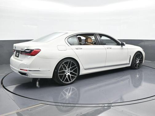 2022 BMW 740 i