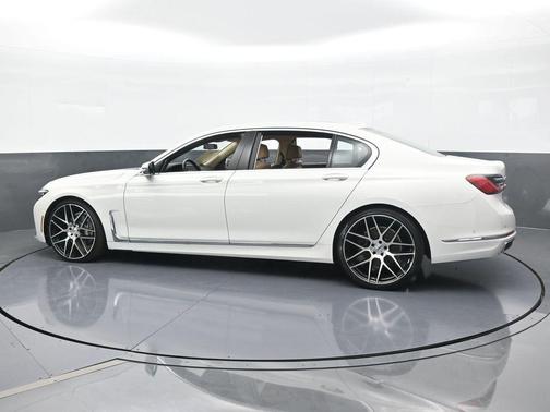 2022 BMW 740 i