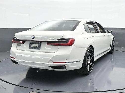 2022 BMW 740 i