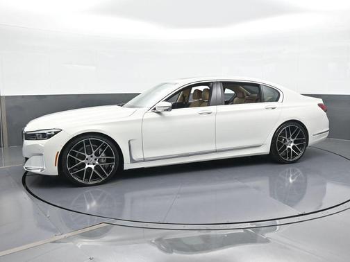 2022 BMW 740 i
