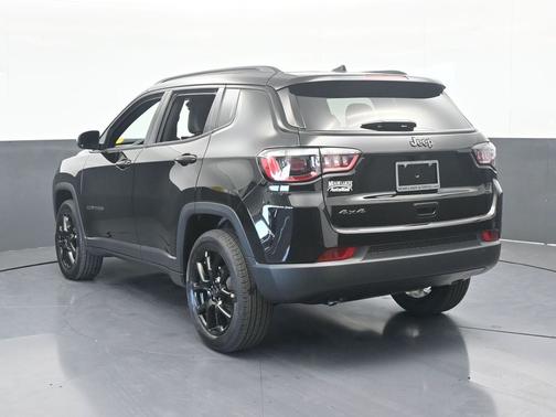 Diamond Black Crystal Pearlcoat 2026 Jeep Compass Latitude