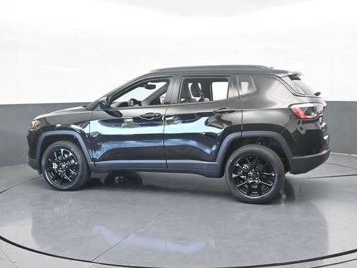 Diamond Black Crystal Pearlcoat 2026 Jeep Compass Latitude