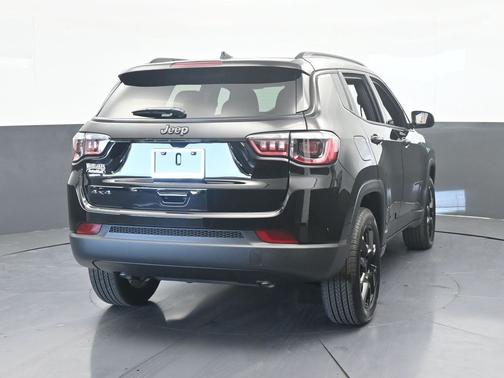 Diamond Black Crystal Pearlcoat 2026 Jeep Compass Latitude