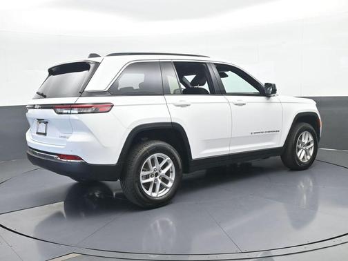 Bright White Clearcoat 2026 Jeep Grand Cherokee Laredo X